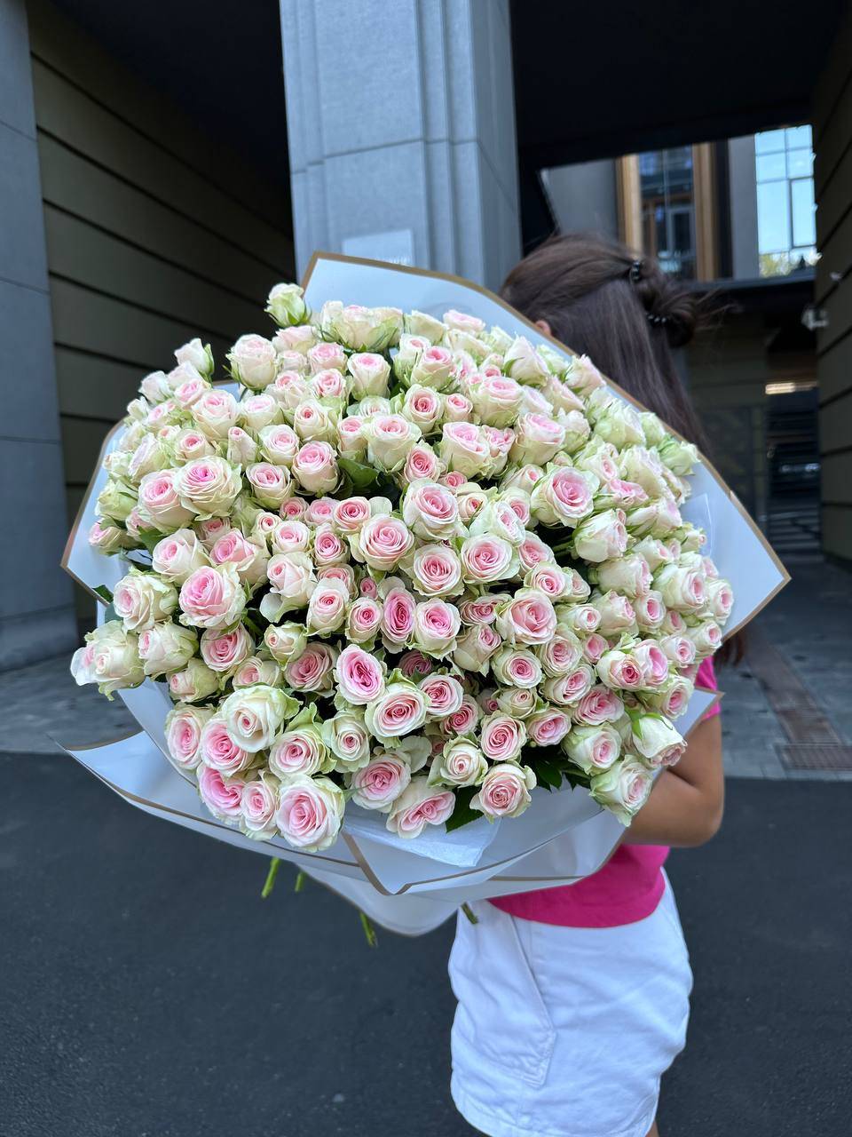 Bouquet of pink spray roses
