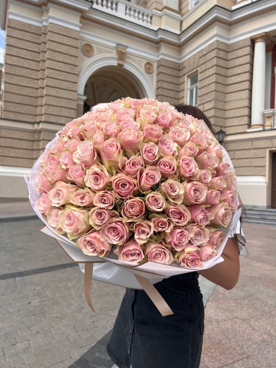 Luxury Hand-Tied Bouquet of 100 Pink Roses
