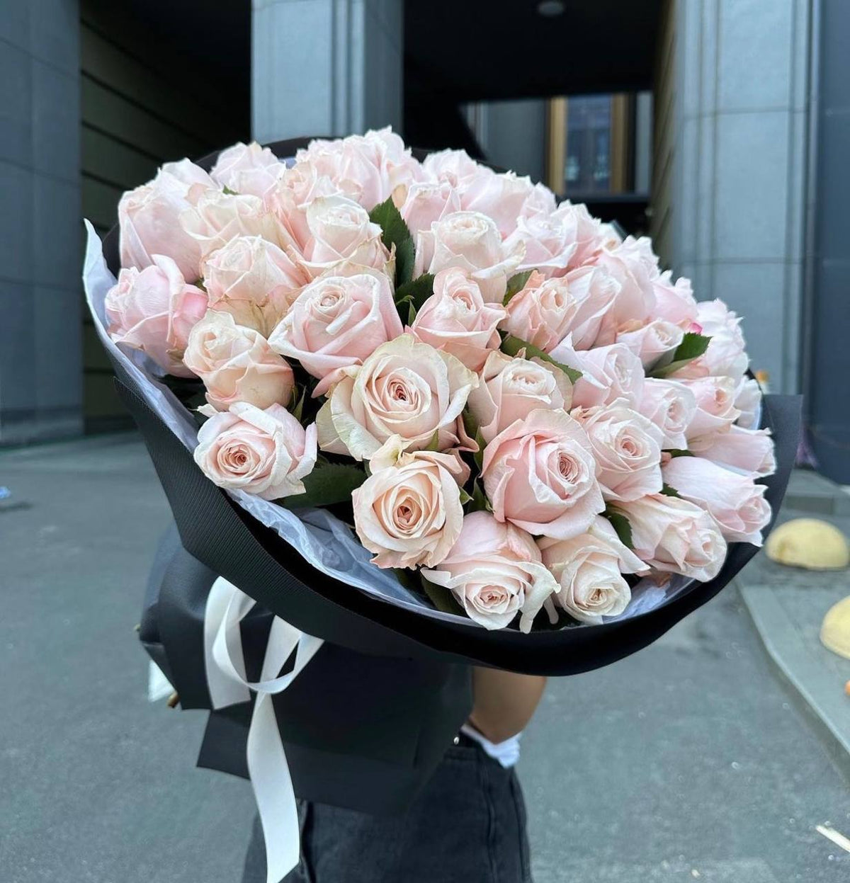 Bouquet of beige premium roses