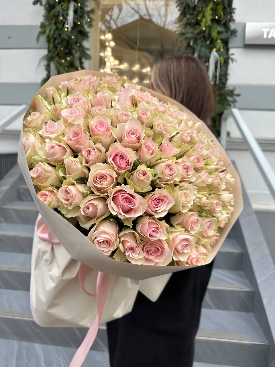 BOUQUET OF 100 PINK ROSES