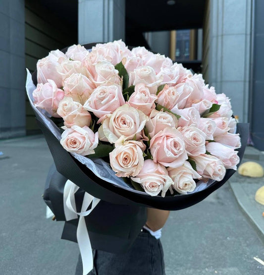 Bouquet of beige premium roses