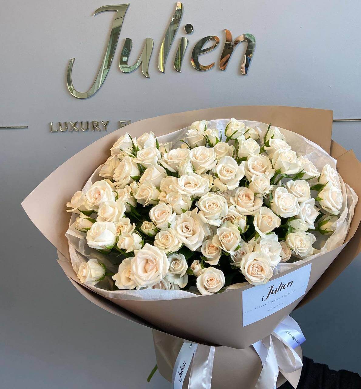 Bouquet of beige spray roses
