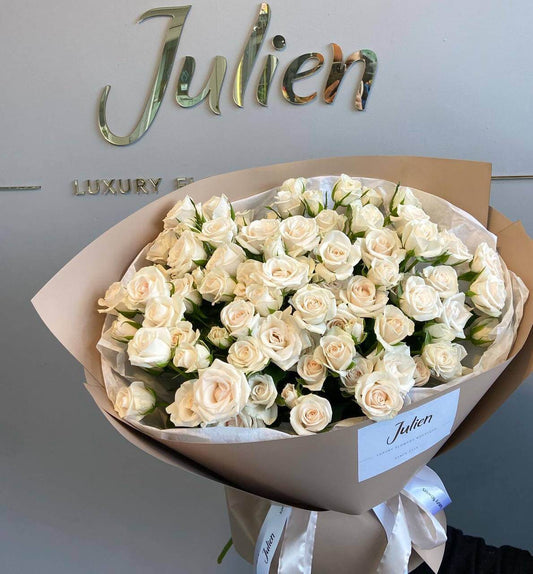 Bouquet of beige spray roses